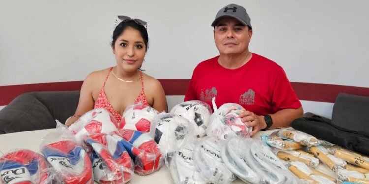 Se benefició a 52 escuelas con la entrega de material deportivo.