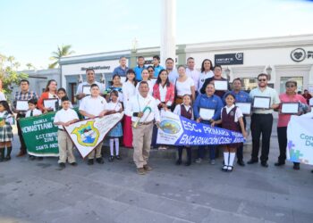 La secretaria ejecutiva del SIPINNA, Linda Natalia Olvera Plaza, hizo un paréntesis para reconocer a las 18 escuelas primarias que han participado en el Programa de Sensibilización con Perspectiva de los Derechos de la Niñez y de la Adolescencia