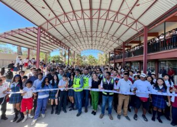 El alcalde Oscar Leggs Castro hizo entrega de una techumbre de acero, lamina reforzada e iluminación LED en la Escuela Secundaria Técnica Nº16
