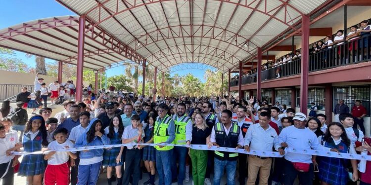 El alcalde Oscar Leggs Castro hizo entrega de una techumbre de acero, lamina reforzada e iluminación LED en la Escuela Secundaria Técnica Nº16