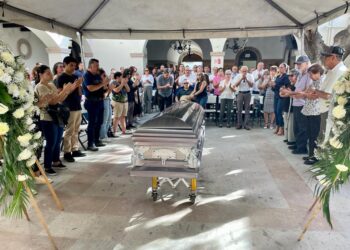 Se realizó un emotivo homenaje póstumo de cuerpo presente a Don Luis Castro Cota, quien en vida fuese regidor del H. IV Ayuntamiento de Los Cabos periodo 1990-1993 en el Patio Cultural “Pablo L. Martínez”