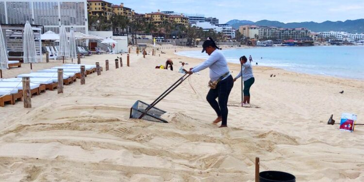 “las playas ya están limpias y en buenas condiciones y pese a que los días más fuertes de trabajo fueron en la primera semana después del huracán Norma, seguimos trabajando en el tema”