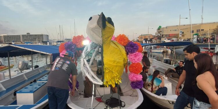 Divulgación y Promoción Ambiental participó con una figura de dicha ave en el Desfile Náutico celebrado el pasado 02 de noviembre, como parte de las festividades del Día de Muertos