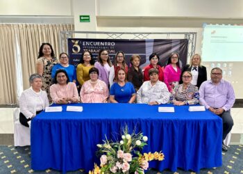 Flora Aguilar de Leggs, así como personal del Sistema, acudieron este viernes por la mañana al 3er Encuentro Internacional de Trabajo Social “Intervención en Crisis Desde el Trabajo Social y Para el Trabajo Social 2023”, celebrado en la ciudad de La Paz. 