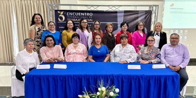 Flora Aguilar de Leggs, así como personal del Sistema, acudieron este viernes por la mañana al 3er Encuentro Internacional de Trabajo Social “Intervención en Crisis Desde el Trabajo Social y Para el Trabajo Social 2023”, celebrado en la ciudad de La Paz.