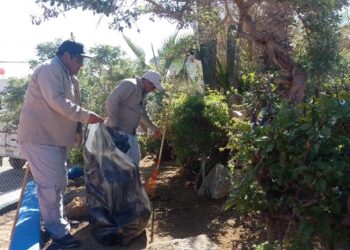 Leonel Leyva Luna, lleva a cabo trabajos de mantenimiento en parques y jardines