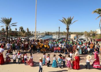 El pasado miércoles 22 de noviembre realizó un colorido y alegre desfile en la comunidad de La Playa, en San José del Cabo
