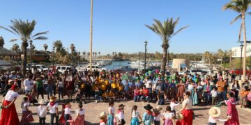 El pasado miércoles 22 de noviembre realizó un colorido y alegre desfile en la comunidad de La Playa, en San José del Cabo