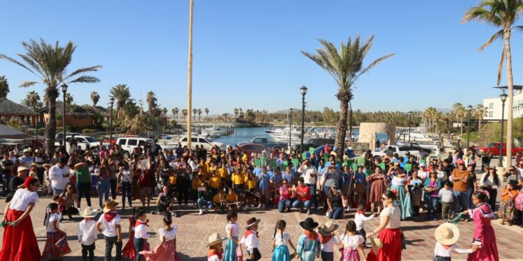 El pasado miércoles 22 de noviembre realizó un colorido y alegre desfile en la comunidad de La Playa, en San José del Cabo