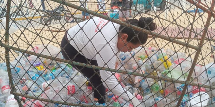 Se realizó el acopio de 25 kilos de material plástico en la playa El Corsario, en Cabo San Lucas.