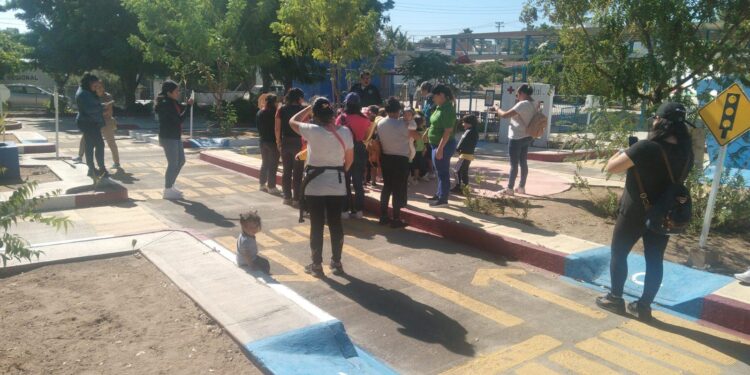 Con la finalidad de fomentar valores, principios y educación sobre las normas de tránsito a las niñas y niños, estudiantes de nivel preescolar visitaron el parque de Educación Vial Infantil