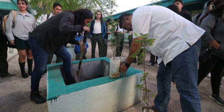 Maestrantes de la UABCS promueven cuidado ambiental entre estudiantes de preparatoria