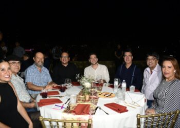 Oscar Leggs Castro, acompañado de su esposa Flora Aguilar de Leggs, brindó una cena para asociaciones civiles que impulsan y fomentan los temas históricos cabeños