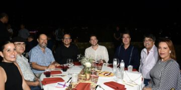 Oscar Leggs Castro, acompañado de su esposa Flora Aguilar de Leggs, brindó una cena para asociaciones civiles que impulsan y fomentan los temas históricos cabeños