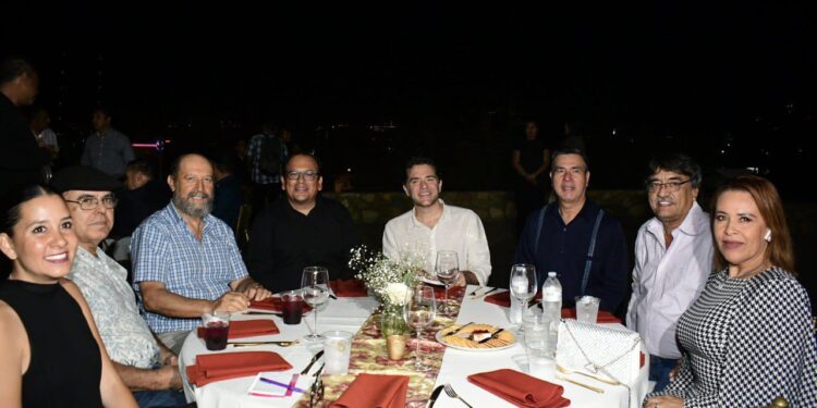 Oscar Leggs Castro, acompañado de su esposa Flora Aguilar de Leggs, brindó una cena para asociaciones civiles que impulsan y fomentan los temas históricos cabeños