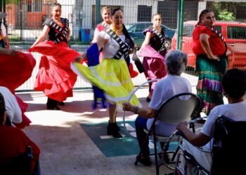 Celebran usuarios de la Casita de Día Santa Fe el Día de la Revolución