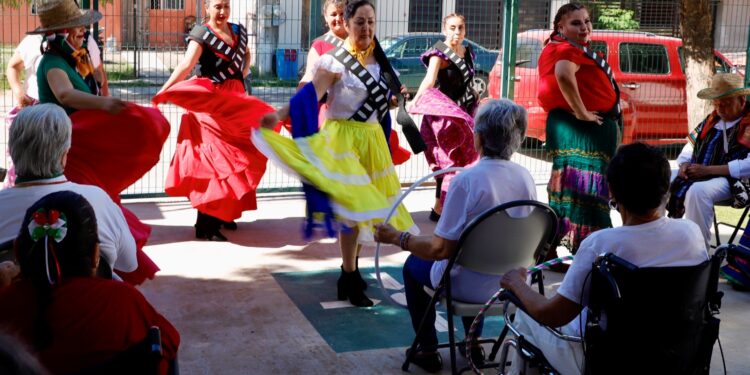 Celebran usuarios de la Casita de Día Santa Fe el Día de la Revolución
