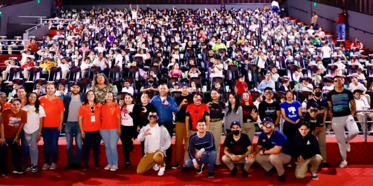 Disfrutan niñas y niños función de cine cortesía del DIF La Paz