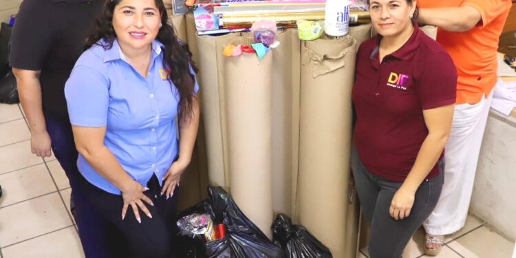 Entrega  DIF La Paz  material para el programa “Piñata de barrio” en Centros de Desarrollo Comunitario