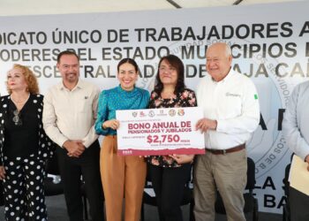 Entrega Gobierno Municipal bono anual a pensionados y jubilados de La Paz