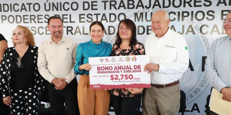 Entrega Gobierno Municipal bono anual a pensionados y jubilados de La Paz