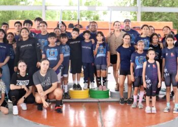 Entregan material deportivo a atletas de levantamiento de pesas de La Paz