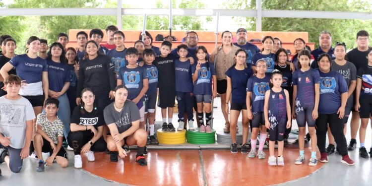 Entregan material deportivo a atletas de levantamiento de pesas de La Paz