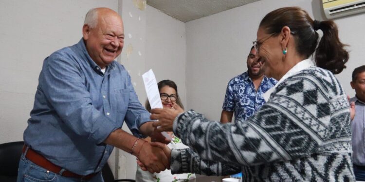 ENTREGA GOBERNADOR A PRODUCTORES DE COMONDÚ CARTAS DE AUTORIZACIÓN PARA ADQUISICIÓN DE MATERIALES Y EQUIPOS