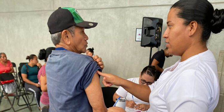 JURISDICCIÓN SANITARIA LOS CABOS ACERCÓ VACUNACIÓN COVID A ADULTOS MAYORES DE LA COLONIA CARIBE