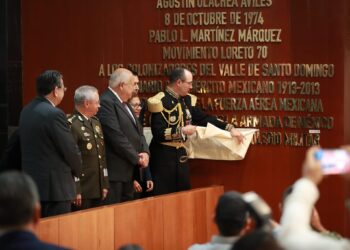 ENCABEZA GOBERNADOR VCC INSCRIPCIÓN EN LETRAS DORADAS DE “2023, AÑO DEL BICENTENARIO DEL HEROICO COLEGIO MILITAR”