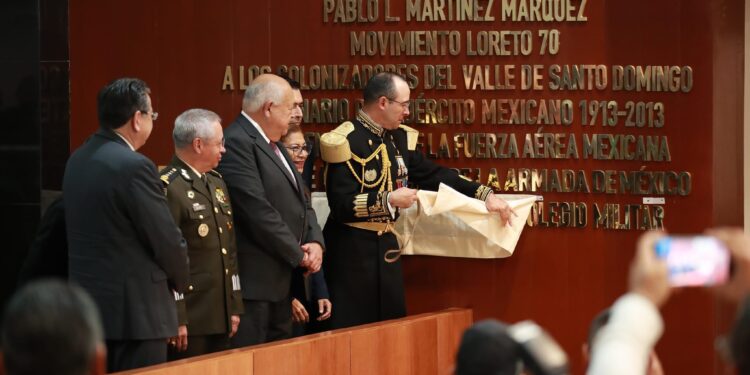 ENCABEZA GOBERNADOR VCC INSCRIPCIÓN EN LETRAS DORADAS DE “2023, AÑO DEL BICENTENARIO DEL HEROICO COLEGIO MILITAR”