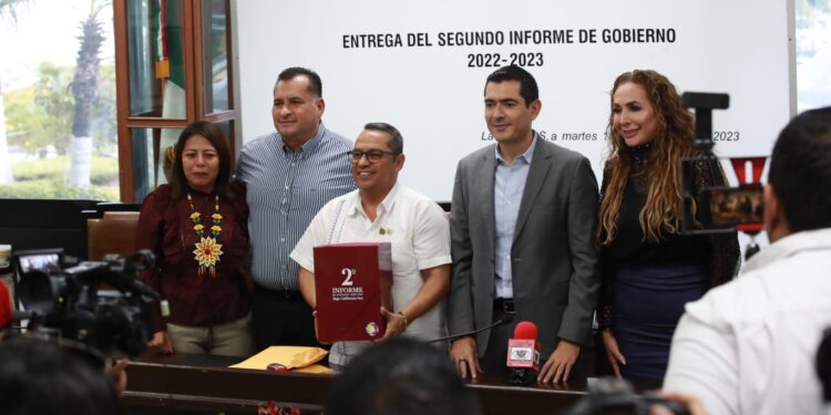 CUMPLE EJECUTIVO CON ENTREGA DEL SEGUNDO INFORME DE GOBIERNO AL CONGRESO DEL ESTADO