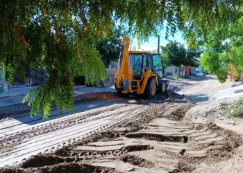 Realiza Servicios Públicos nivelación de calles de terracería en la colonia Olas Altas