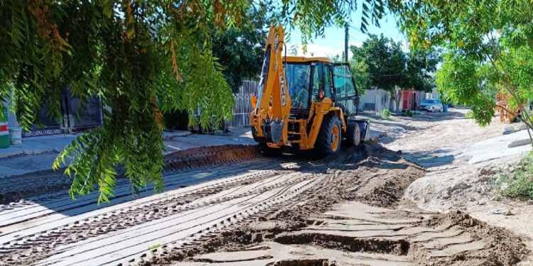 Realiza Servicios Públicos nivelación de calles de terracería en la colonia Olas Altas