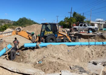 Repara OOMSAPAS La Paz fuga de tubería para suministrar agua en la zona Centro