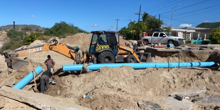 Repara OOMSAPAS La Paz fuga de tubería para suministrar agua en la zona Centro