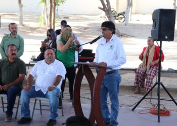 Oscar Leggs Castro, acompañó al gobernador del estado de Baja California Sur Víctor Castro Cosío y fue testigo de la entrega de títulos, concesiones y permisos de taxis, pipas y grúas a transportistas de Cabo San Lucas