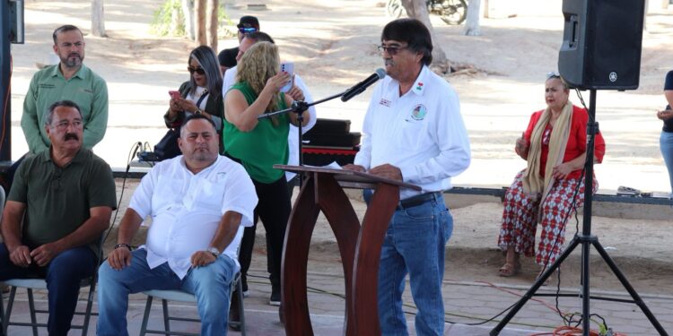 Oscar Leggs Castro, acompañó al gobernador del estado de Baja California Sur Víctor Castro Cosío y fue testigo de la entrega de títulos, concesiones y permisos de taxis, pipas y grúas a transportistas de Cabo San Lucas
