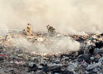 Trabajan Bomberos de CSL en la contención del incendio en el Relleno Sanitario de La Candelaria