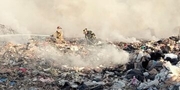 Trabajan Bomberos de CSL en la contención del incendio en el Relleno Sanitario de La Candelaria