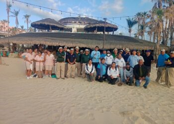 Se efectuó una exitosa jornada de limpieza en la playa con el mismo nombre de este centro de hospedaje, en Cabo San Lucas