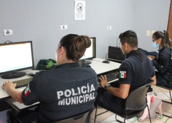 Hay personas que acostumbran celebrar con disparos al aire de armas de fuego el 31 de diciembre a media noche, sin embargo, por seguridad esta acción no se encuentra permitida