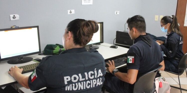 Hay personas que acostumbran celebrar con disparos al aire de armas de fuego el 31 de diciembre a media noche, sin embargo, por seguridad esta acción no se encuentra permitida