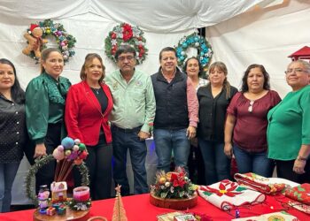 La tarde de este miércoles se llevó a cabo la inauguración del bazar navideño y el tradicional encendido del Árbol de Navidad en la plaza pública Teniente José Antonio Mijares