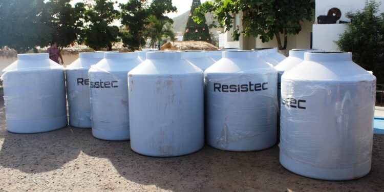 Entrega de  tinacos en compañía  del delegado Raymundo Zamora Ceseña