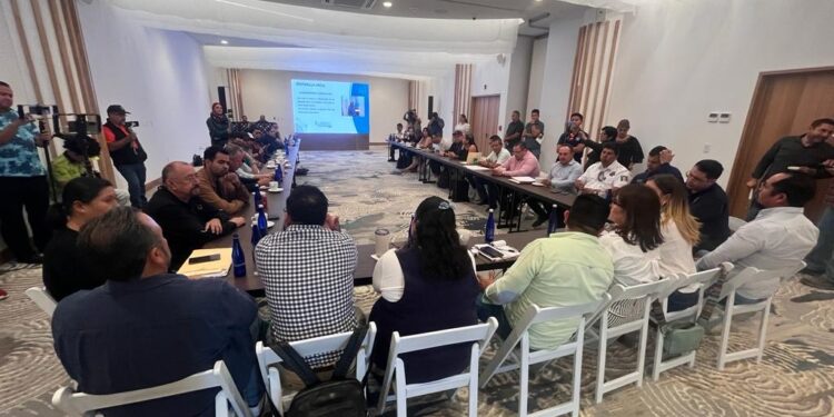 El equipo del Agua Potable de Los Cabos asistió a la reunión de trabajo encabezada por el alcalde Oscar Leggs Castro para atender los temas y problemáticas que se presentan respecto al servicio de agua potable