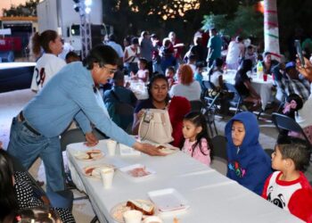 Oscar Leggs Castro acompañó y disfrutó con las y los habitantes de la colonia La Esperanza de Cabo San Lucas de una posada navideña