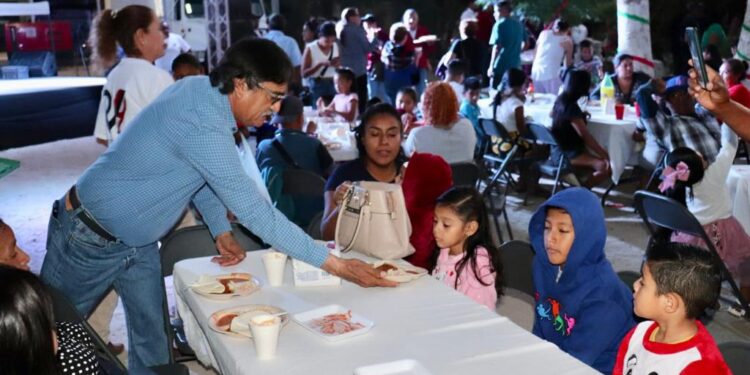 Oscar Leggs Castro acompañó y disfrutó con las y los habitantes de la colonia La Esperanza de Cabo San Lucas de una posada navideña