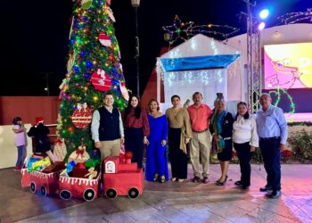 Continúa el encendido de árboles navideños en Los Cabos; este viernes se celebró en Santiago