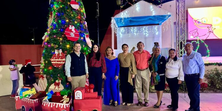 Continúa el encendido de árboles navideños en Los Cabos; este viernes se celebró en Santiago